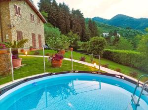 una piscina en el patio de una casa en Villa Camelia Tuscany, en Pescia