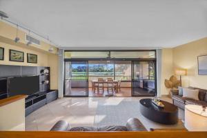 een woonkamer met een bank en een tafel bij Kaanapali Royal C202 · KRL C202 2BD on Kaanapali Golf Course w P in Lahaina