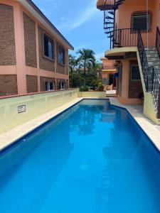 ein Schwimmbad vor einem Gebäude in der Unterkunft Casitas Las Palmas - Brisa Marina in Punta Mita