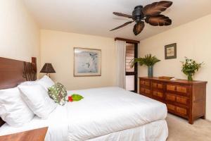 Ένα ή περισσότερα κρεβάτια σε δωμάτιο στο Kaleialoha 409 · KA 409 OceanFront 1BD Condo w Ocean Views Pool +42 φωτογραφίες