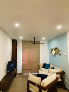 un salon avec deux canapés et une télévision dans l'établissement Galle Fort View Luxury Apartment, à Galle