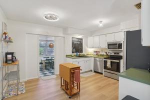 Nhà bếp/bếp nhỏ tại Blue Heron Cottage Cozy 2BR Sleeps 6 Fire Pit