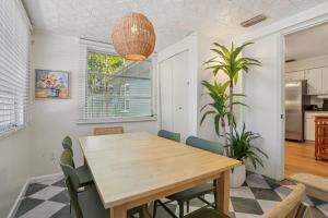 Gallery image of Blue Heron Cottage Cozy 2BR Sleeps 6 Fire Pit in Deltona