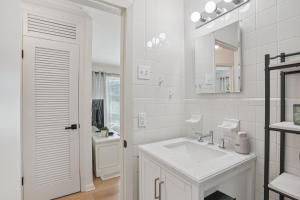 Phòng tắm tại Blue Heron Cottage Cozy 2BR Sleeps 6 Fire Pit +31 ảnh