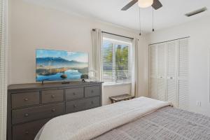 Giường trong phòng chung tại Blue Heron Cottage Cozy 2BR Sleeps 6 Fire Pit