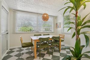 Gallery image of Blue Heron Cottage Cozy 2BR Sleeps 6 Fire Pit in Deltona +31 photos