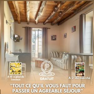 una sala de estar con un sofá y una mesa en Destination Périgord - Le Clos, en Montignac