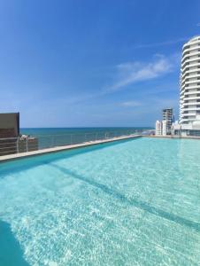 Bazén v ubytování Departamento frente al mar edificio Arena Plaza nebo v jeho okolí