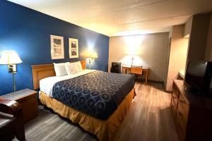 a hotel room with a bed and a television at Townhouse Garden Inn & Suites San Antonio I 35 in San Antonio +24 photos