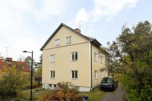 スンドビュベリにあるStylish 2BR Apartment in Central Sundbybergの前に車が駐車されている家