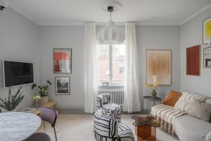 スンドビュベリにあるStylish 2BR Apartment in Central Sundbybergのソファと椅子とテーブルのあるリビングルーム