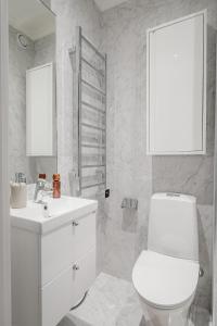 スンドビュベリにあるStylish 2BR Apartment in Central Sundbybergのトイレと洗面台を備えた白いバスルーム +13枚の写真