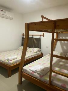 2 slaapplaatsen in een stapelbed in een kleine kamer met 3 stapelbedden bij Hotel Boutique 51 in Barrancabermeja