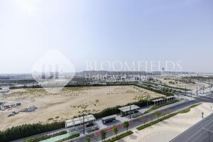 una vista aérea de una ciudad con playa en Bloomfields EcoGate Stu Masdar City, en Abu Dhabi Intl
