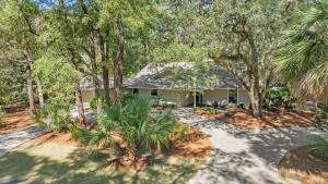 a home in the woods with a lot of trees at Vicino al Mare in Hilton Head Island +47 photos