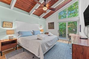 Μια τηλεόραση ή/και κέντρο ψυχαγωγίας στο Barefoot Bungalow