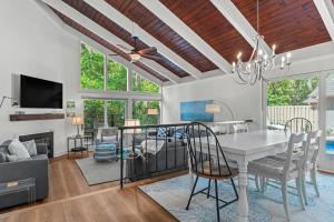 Μια τηλεόραση ή/και κέντρο ψυχαγωγίας στο Barefoot Bungalow