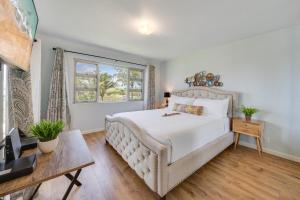 キヘイにあるMenehune Shores 403 · MHS 403 Remodeled BeachFront 2BD Getawayの大きな白いベッドと窓のある寝室