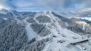 Vista general de una montaña o vista desde la casa de huéspedes
