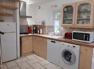 Kuchyň nebo kuchyňský kout v ubytování Gite les Glycines - Magné + 13 fotografií