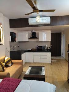 Kuchyň nebo kuchyňský kout v ubytování Rajasi studio by the station