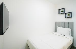 a bedroom with a white bed and two pictures on the wall at Duplex Moderno y Espacioso en Miraflores in Lima