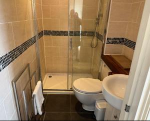 SpilsbyにあるWhite Hart Hotelのシャワー、トイレ、洗面台を備えたバスルーム