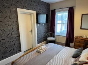 SpilsbyにあるWhite Hart Hotelの大きなベッドと窓のある寝室