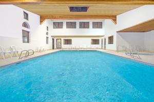 Bazén v ubytování Days Inn & Suites by Wyndham Red Rock-Gallup nebo v jeho okolí