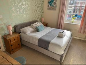 SpilsbyにあるWhite Hart Hotelのベッドと窓のある寝室