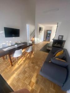 メルフェルデン・ヴァルドルフにあるWesternのリビングルーム(デスク、パソコン、ソファ付)