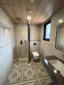 Un baño con bañera, inodoro y lavabo. en QuickIn Stayz managed by The AIKaya Hotels, en Gurgaon