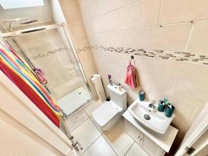 ein kleines Badezimmer mit Waschbecken und Dusche in der Unterkunft Northampton Oasis Retreat - 4 Bedroom House in Northampton + 4 Fotos