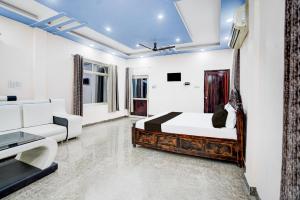 Un pat sau paturi într-o cameră la SPOT ON Adhunik Publishing and Guest house +50 fotografii