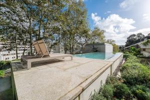 Un patio con un banco y una piscina. en GuestReady - DPV GuestHouse - Apart 6, en Oporto