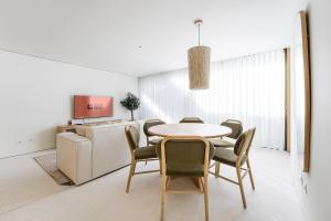 Un comedor con mesa y sillas en GuestReady - DPV GuestHouse - Apart 6, en Oporto