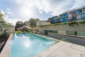 una piscina en el patio trasero de una casa en GuestReady - DPV GuestHouse - Apart 6, en Oporto