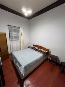 a bedroom with a bed and a window at Residencial Saez in Viña del Mar