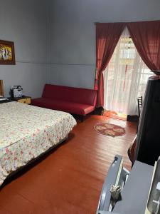 a bedroom with a bed and a couch and a television at Residencial Saez in Viña del Mar