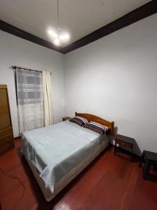 a bedroom with a bed in a room with a window at Residencial Saez in Viña del Mar