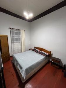 a bedroom with a bed in a room with a window at Residencial Saez in Viña del Mar
