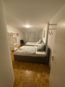 メルフェルデン・ヴァルドルフにあるWesternの小さなベッドルーム(ベッド2台、クローゼット付)