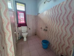 Koupelna v ubytování Taj Heritage Hotel And Restaurant 94353-50876