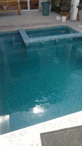 ein mit blauem Wasser gefüllter Pool in der Unterkunft Casa Bella Vista in Puerto Escondido