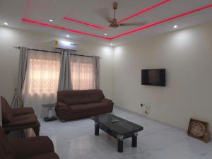 a living room with a couch and a tv at Lakeside Hilltop Haven -3 Bedroom House in Katamanso