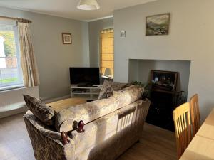 a living room with a couch and a table at Brú na Dromoda/Dromid Hostel in Killeenleagh Bridge