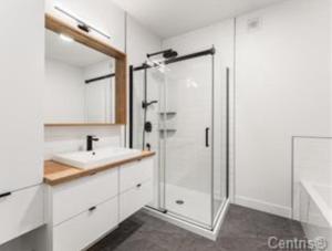 Ένα μπάνιο στο Magnifique Condo pour 4 à Orford