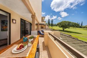 een balkon met een tafel met fruit erop bij Kapalua Golf Villas 15T5 · KGV 15T5 Villa w Panoramic Golf Cours in Kahana