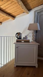 Příslušenství pro přípravu čaje a kávy v ubytování Agriturismo Le Peonie