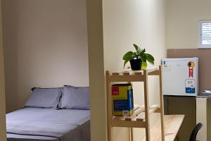 a bedroom with a bed and a shelf with a computer at Ceo Lofts & Studios Premium in Aracaju